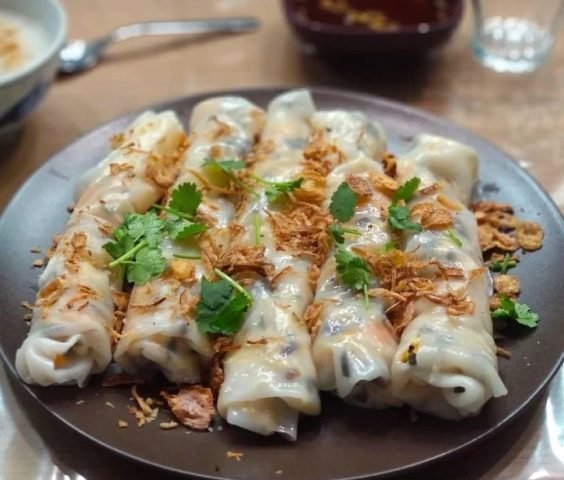 Bánh cuốn truyền thống thơm ngon với hành phi và rau thơm
