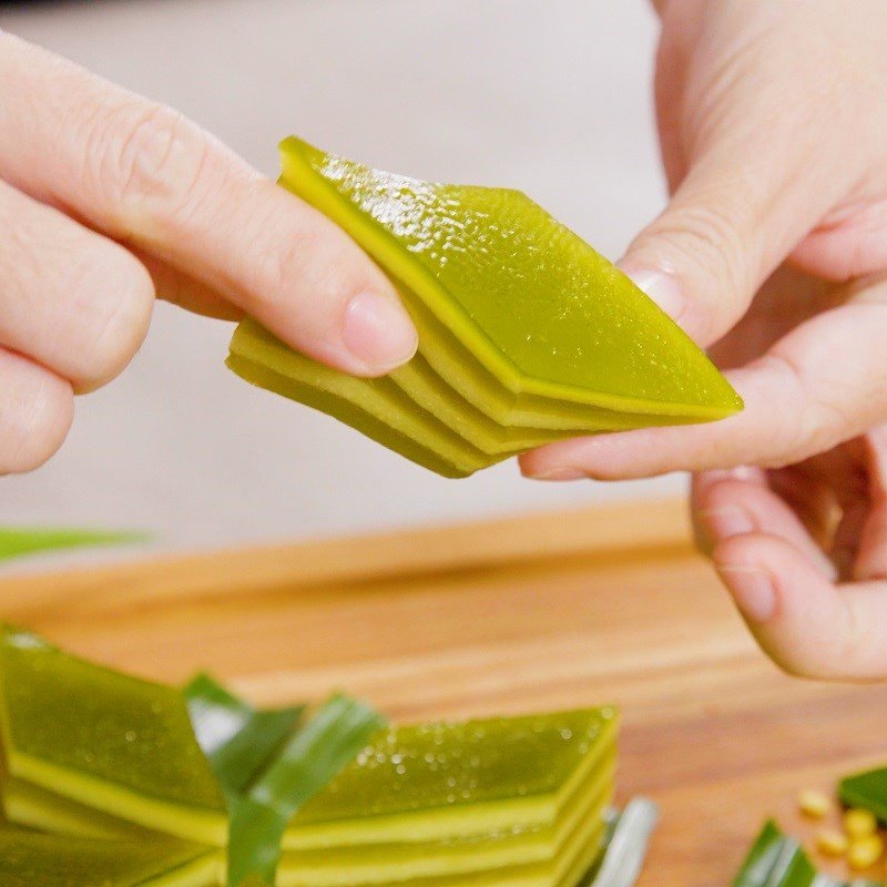 Bánh da lợn đậu xanh đã hấp chín, cắt miếng đẹp mắt, món bánh da lợn hoàn hảo