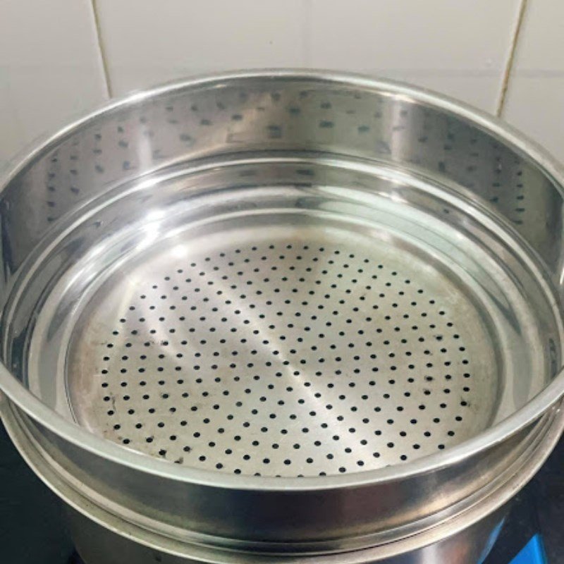 Bánh da lợn đậu xanh nhiều lớp đang được hấp chín trong khuôn, làm bánh da lợn tại nhà