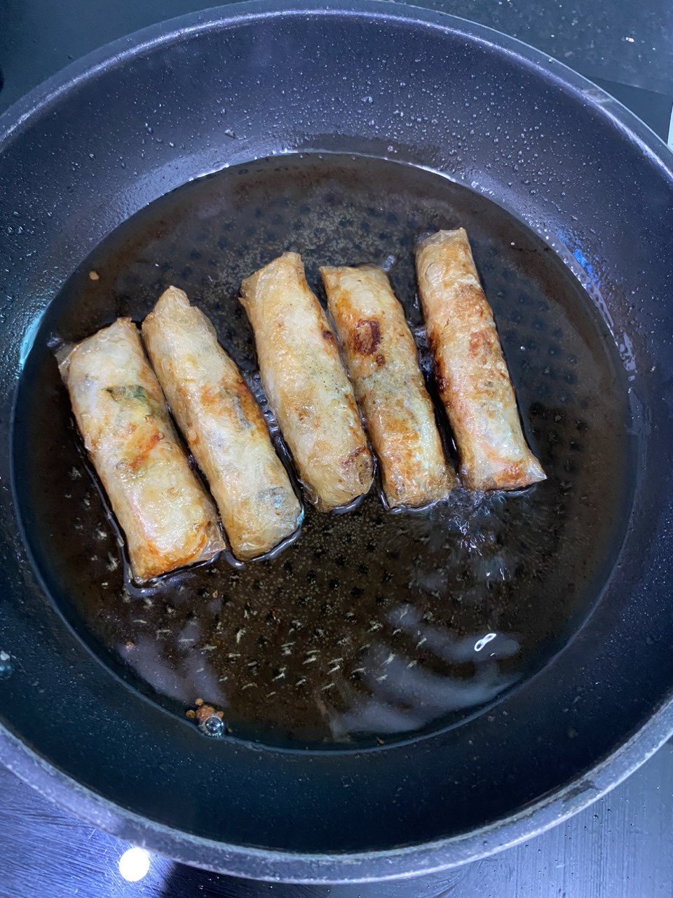 Bánh đa nem miền Bắc được rán vàng giòn hấp dẫn