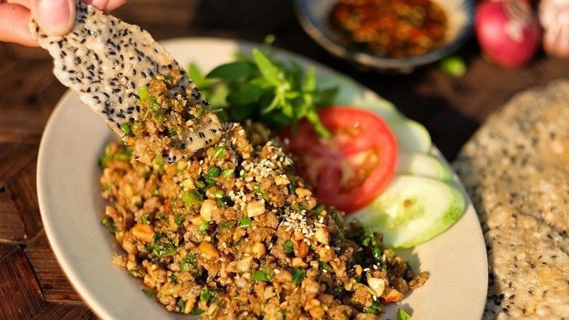 Bánh đa nướng được đặt trên một chiếc đĩa trắng, minh họa món ăn kèm khác nhau