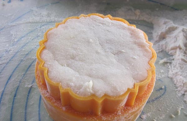 Bánh dẻo nhân đậu xanh vừa được ép khuôn, họa tiết sắc nét