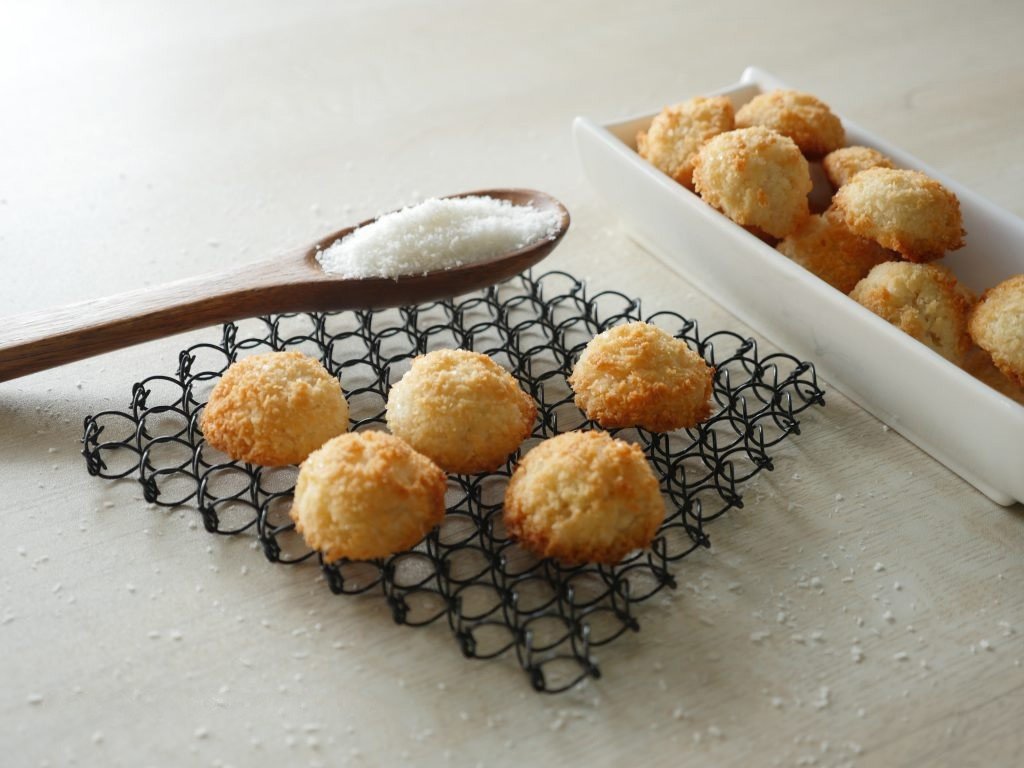Bánh dừa Macaroon nướng bằng nồi chiên không dầu với màu vàng đẹp mắt
