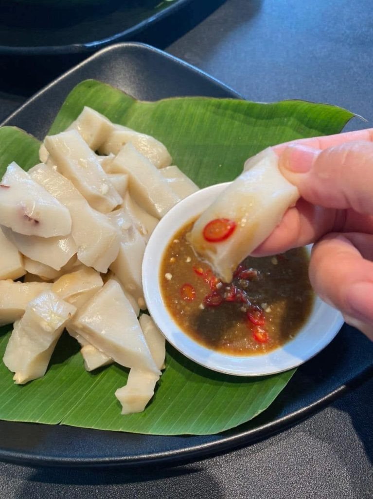 Bánh đúc nén với mắm nêm và rau sống