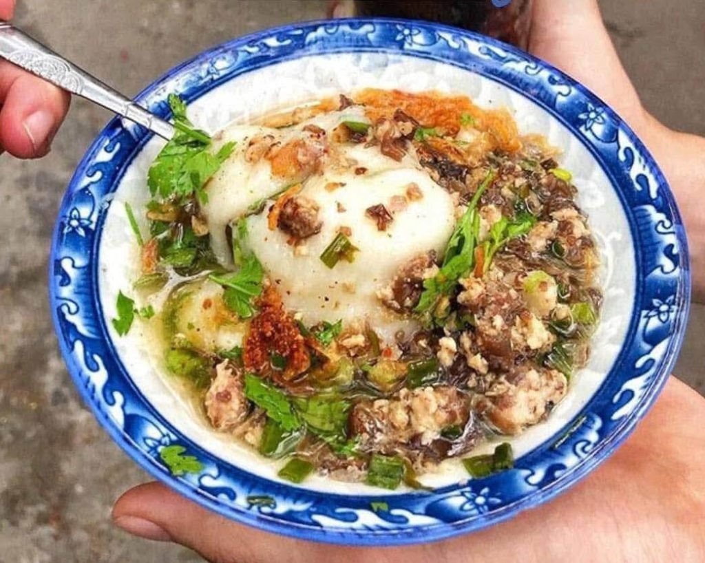 Bánh đúc nóng với nhân tôm thịt và hành phi