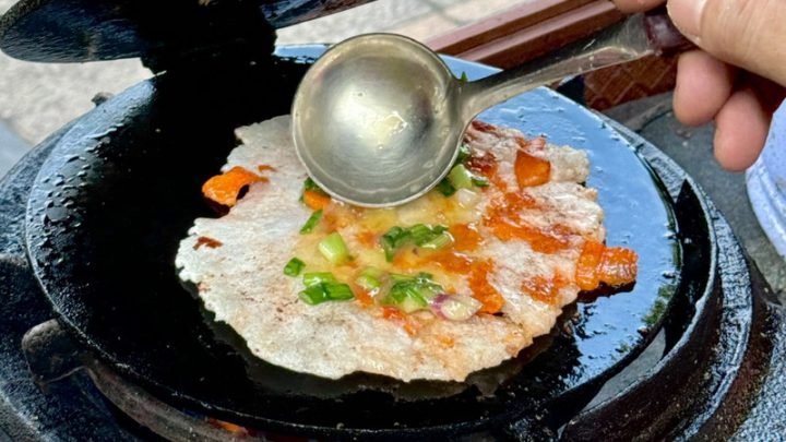 Bánh Ép Dẻo Bao Nhiêu Calo? Phân Tích Dinh Dưỡng Chi Tiết Bánh ép dẻo Huế nóng hổi được ép trên bếp than hồng