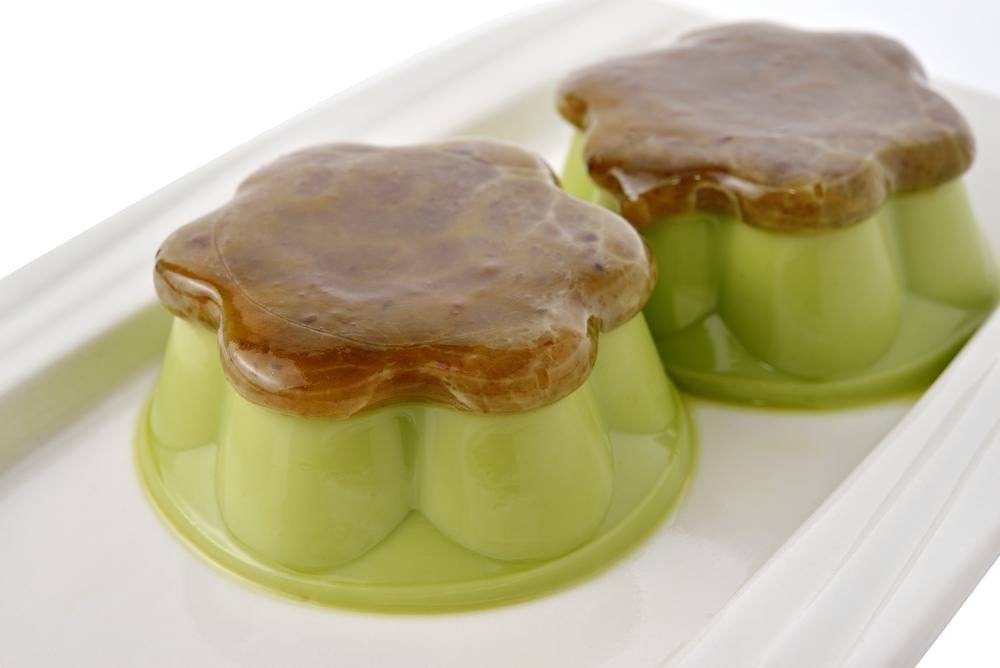 Bánh flan trà xanh với màu sắc bắt mắt, vị lạ miệng cho bé.