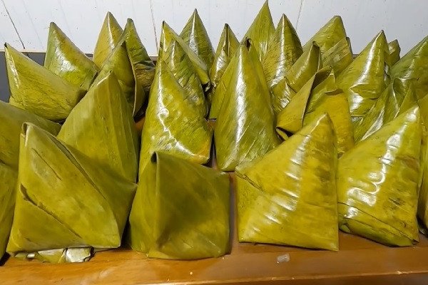 Bánh giò bằng bột gạo nóng hổi sau khi hấp chín thơm ngon