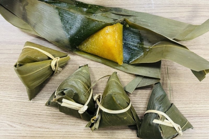 Bánh gio chấm mật mía thơm ngon