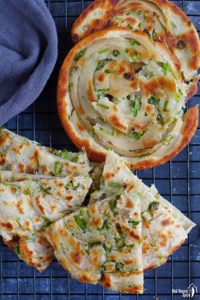 Bánh hành chiên được xé nhỏ và cắt miếng, trình bày đẹp mắt cho bữa ăn.