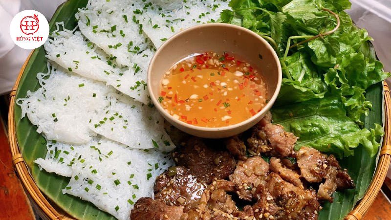 Bánh hỏi thịt xiên nướng, một sự kết hợp độc đáo mang đậm hương vị ẩm thực Việt