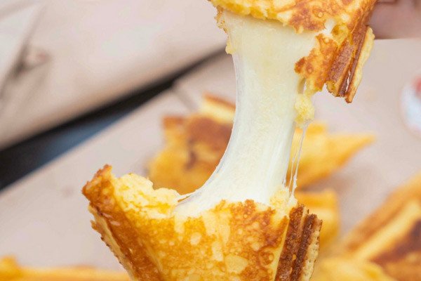 bánh hotdog nở xốp nhân phô mai kéo sợi hấp dẫn
