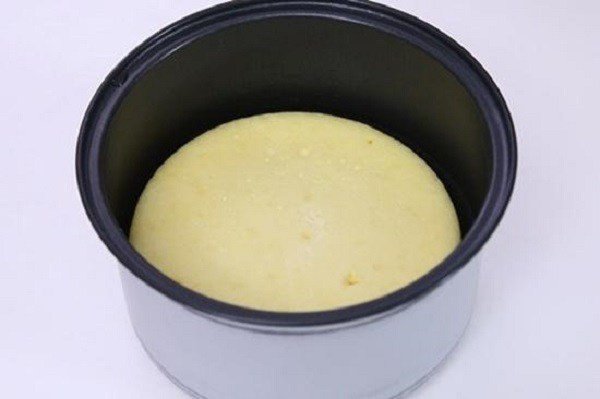 Bánh kem đang nướng trong lò vàng ươm