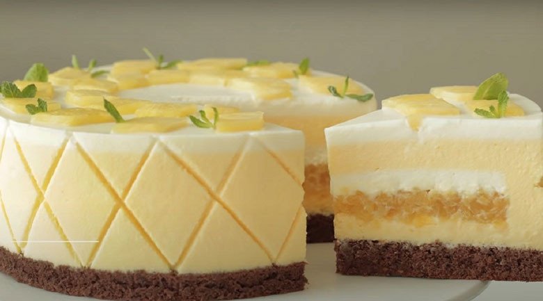 Bánh kem nhân mứt thơm dứa vàng ươm hấp dẫn sau khi hoàn thành