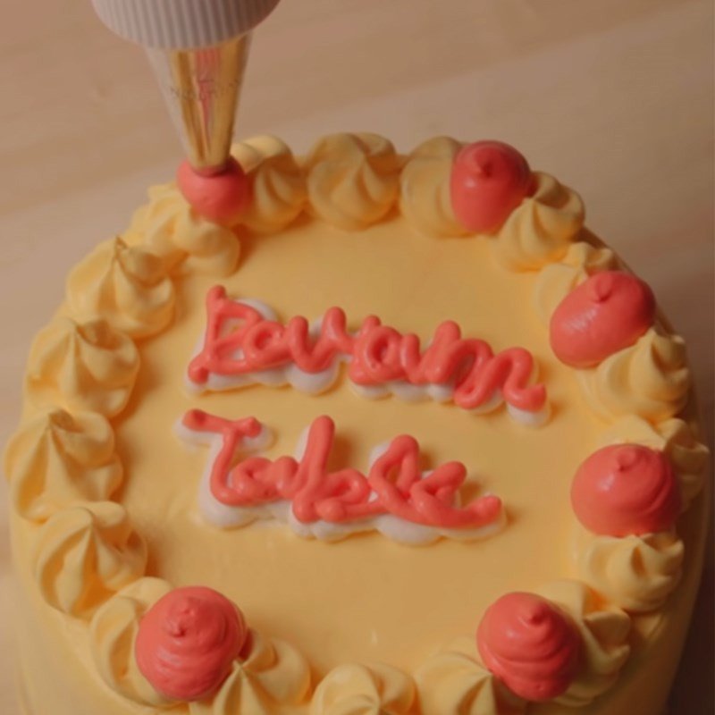 Bánh kem nhỏ đã trang trí đẹp mắt và sinh động