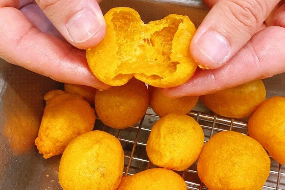 Bánh khoai lang bong bóng chiên giòn vỏ, dẻo ruột thơm ngon