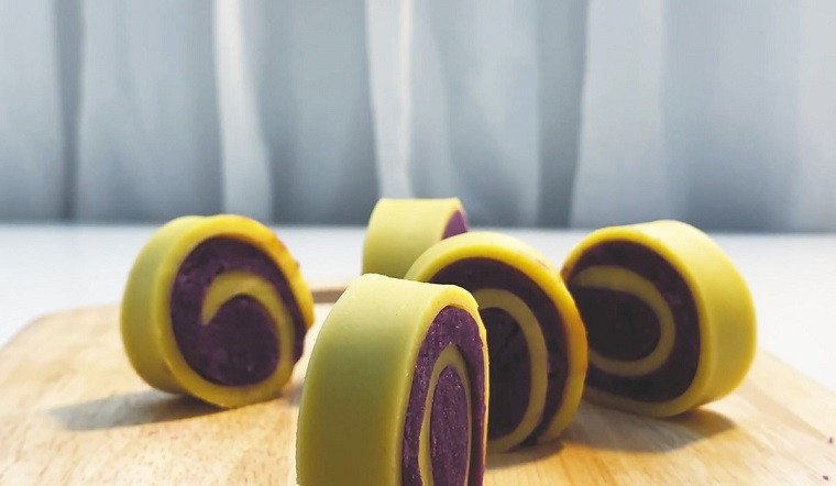 Bánh khoai lang tím cuộn kem sữa tươi đẹp mắt