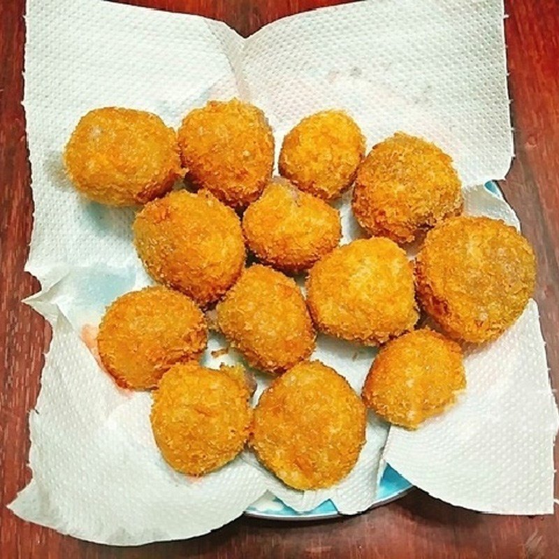 Bánh khoai môn chiên xù vàng giòn sau khi chiên