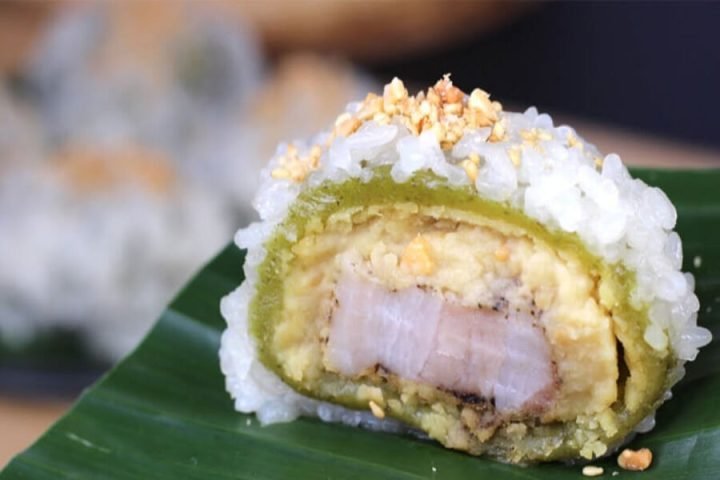 Bánh khúc nóng hổi với lá rau khuc xanh mướt và nhân đậu xanh thịt béo ngậy