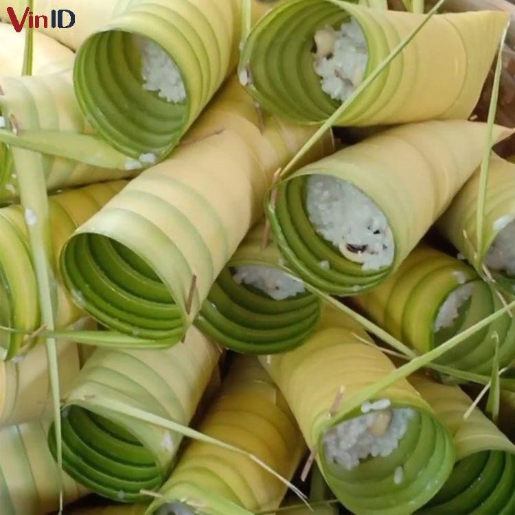 Bánh lá dừa nhân chuối với các lớp nếp và chuối đã gói