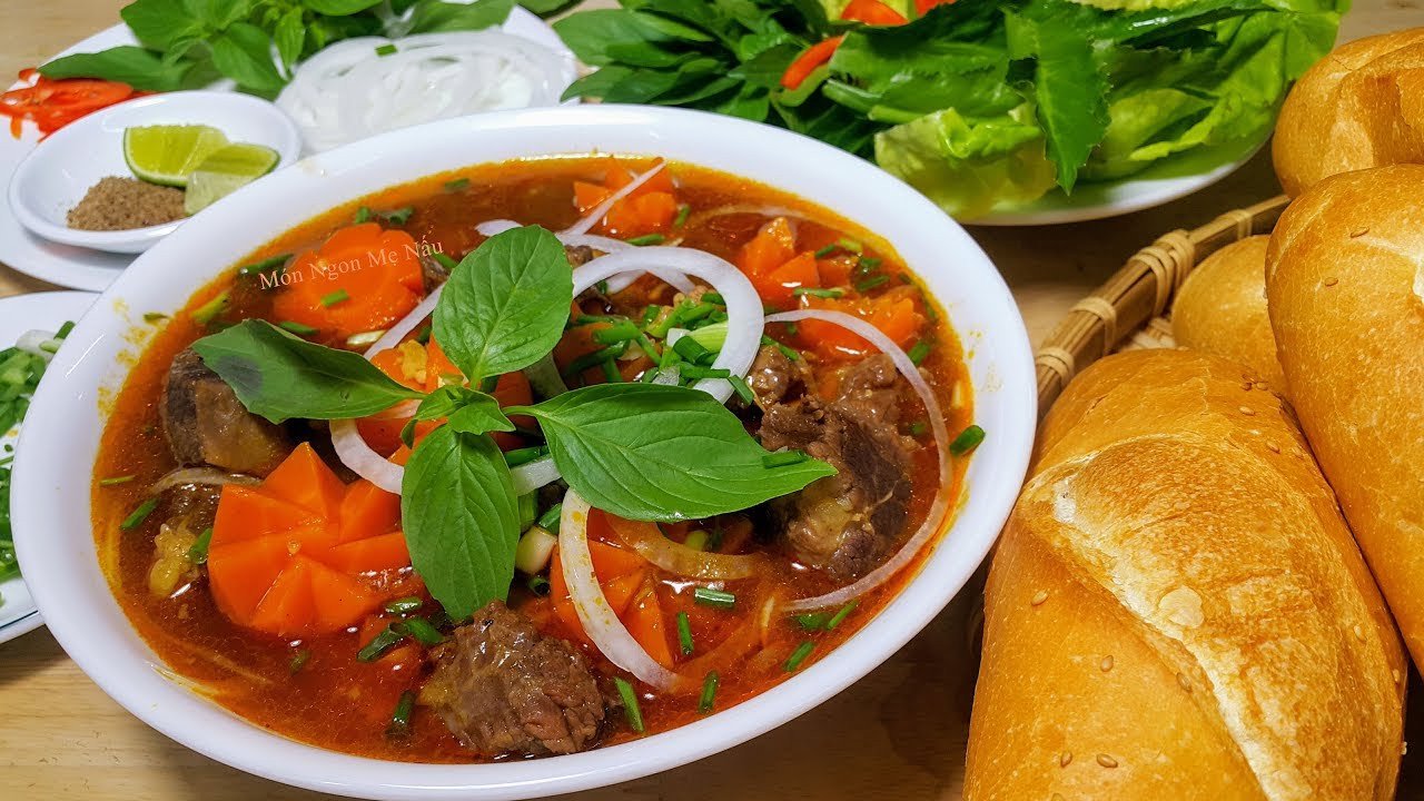 Bánh mì bò kho nóng hổi, nước sốt sánh mịn cùng thịt bò mềm