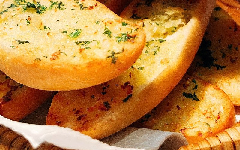 Bánh mì bơ tỏi mang lại năng lượng nhanh chóng cho hoạt động hàng ngày