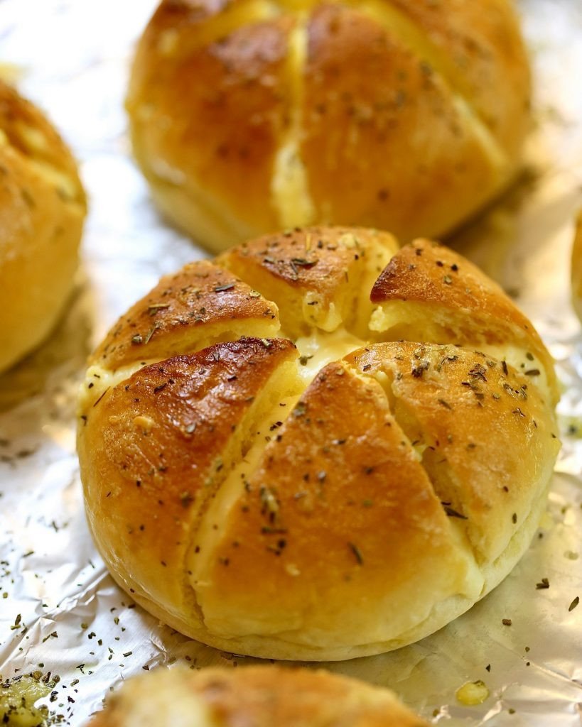Bánh mì bơ tỏi phô mai Hàn Quốc vàng ruộm, thơm lừng sau khi nướng, sẵn sàng thưởng thức với cách làm sốt bơ tỏi phết bánh mì độc đáo.
