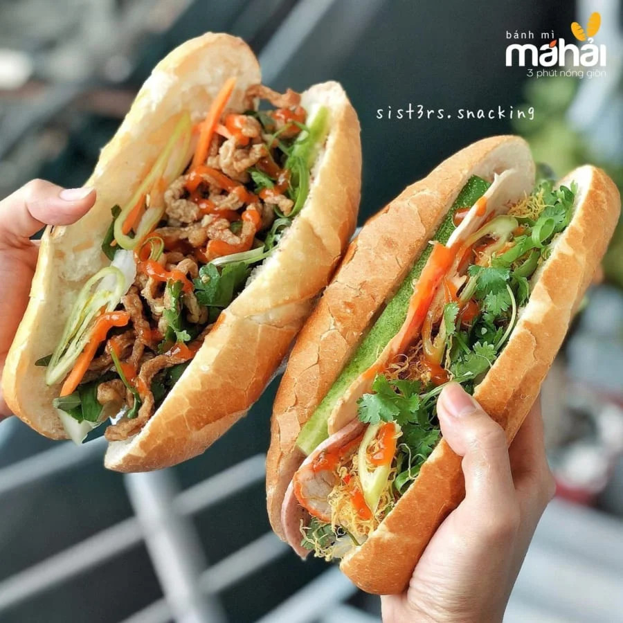 Bánh mì chả cá nóng giòn, hấp dẫn với đầy đủ nhân và rau thơm