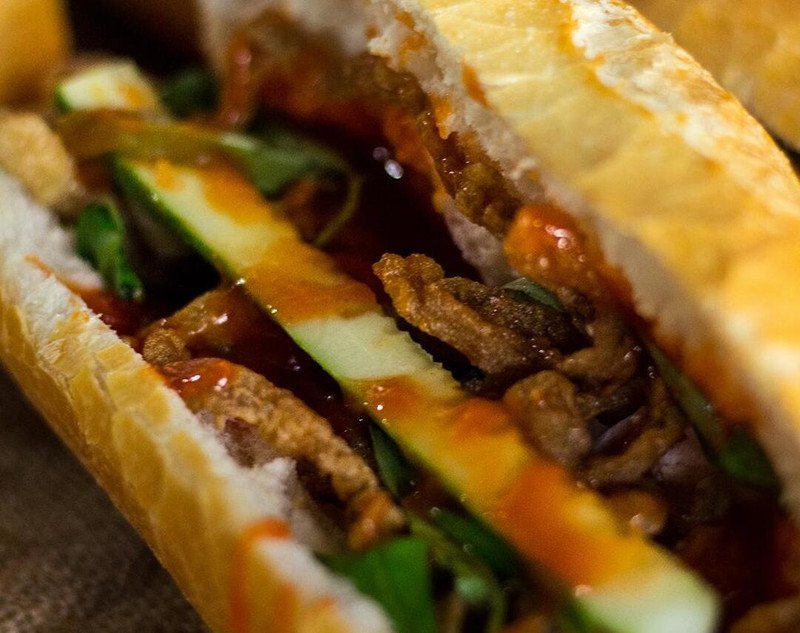 Bánh mì chả cá trứng với rau sống