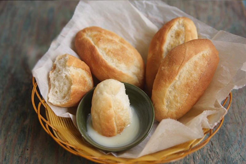 Bánh mì chấm sữa đặc tương đối giàu calo do đường và chất béo