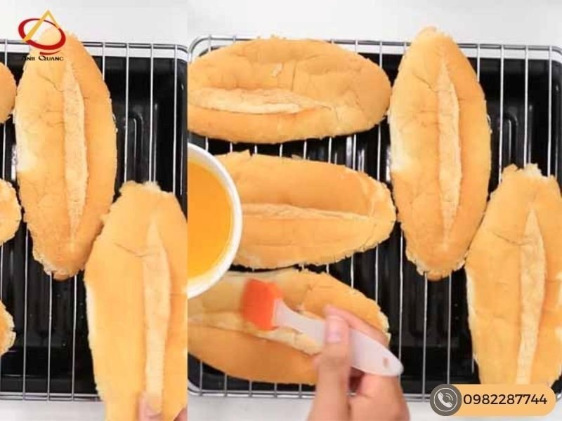 Bánh mì đã phết mật ong và bơ được nướng vàng giòn trong lò nướng