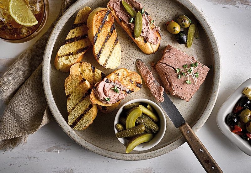 Bánh mì gà xé đầy đủ màu sắc trên đĩa