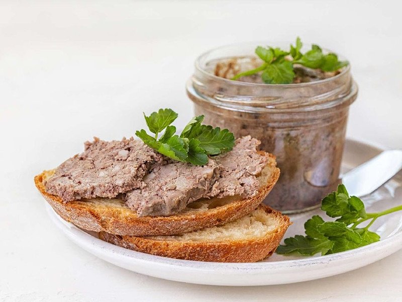 Bánh mì gà xé thơm ngon, được cắt làm đôi để lộ nhân
