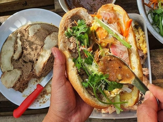Bánh mì gà xé truyền thống với các loại rau xanh