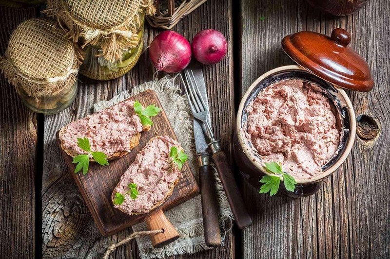 Bánh mì gà xé với màu sắc hấp dẫn của thịt gà và rau tươi