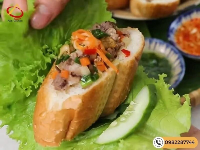 Bánh mì hấp ăn kèm rau sống và nước chấm