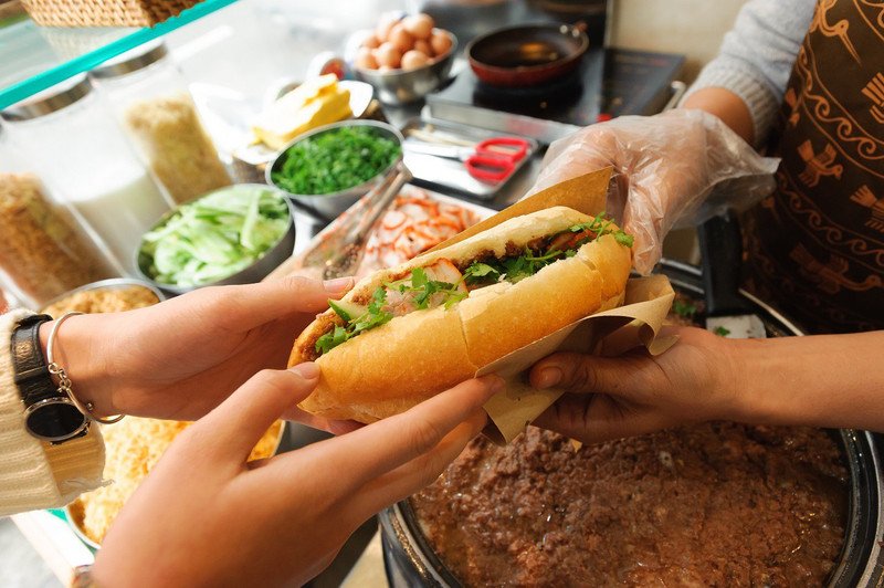 Bánh mì heo quay là lựa chọn tiện lợi, nhanh gọn cho bữa sáng bận rộn