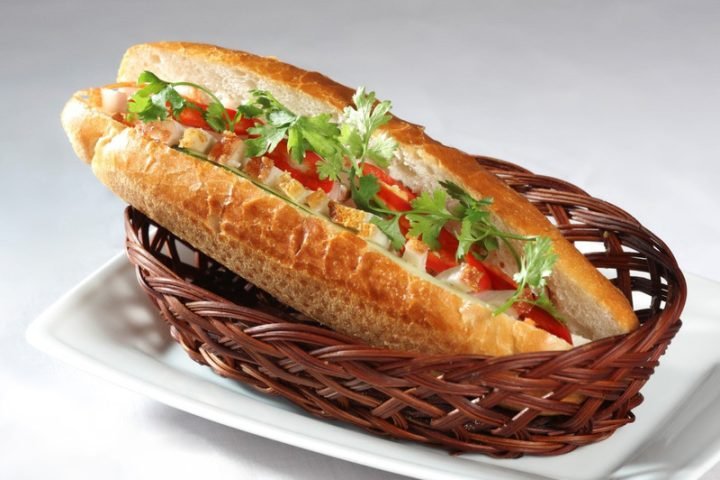 Bánh mì heo quay thơm ngon, giòn rụm cung cấp nhiều năng lượng