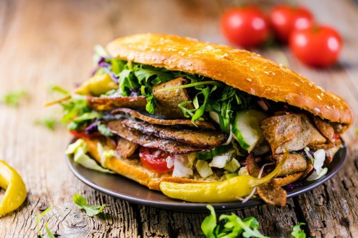 Bánh mì kebab tươi ngon, tượng trưng cho nguồn gốc Trung Đông, chứa 1 cái bánh mì kebab bao nhiêu calo
