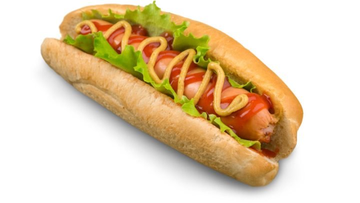 Bánh mì kẹp trứng xúc xích với rau củ tươi