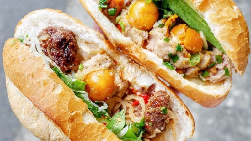 Bánh mì kẹp với nhân đa dạng cung cấp năng lượng