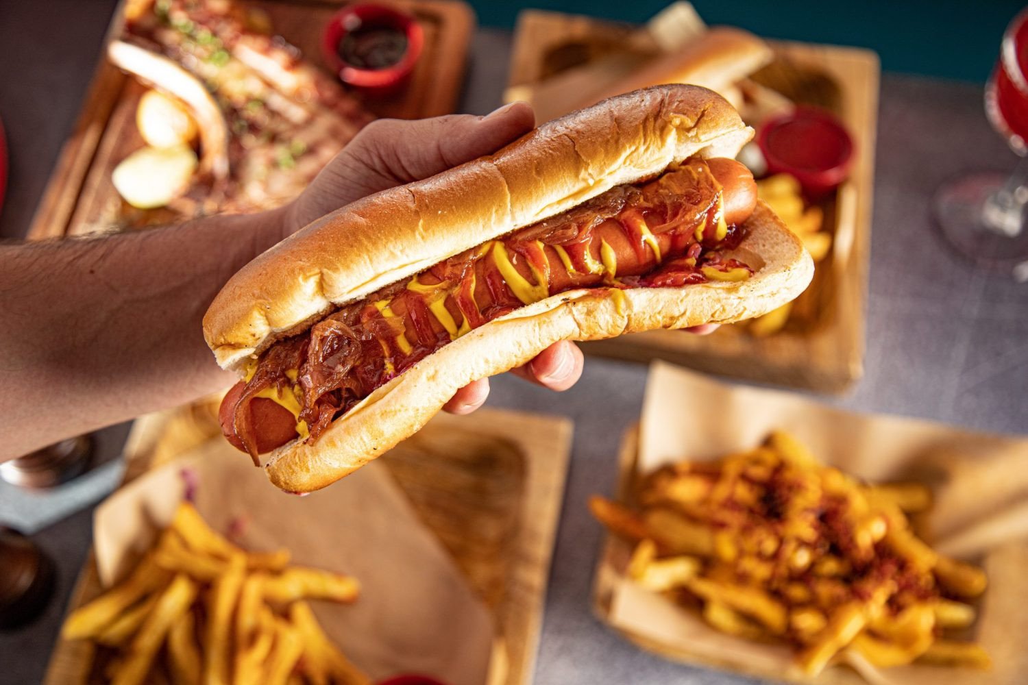 Bánh mì kẹp xúc xích nướng hấp dẫn, một món ăn nhanh tiện lợi nhưng chứa lượng calo đáng kể.