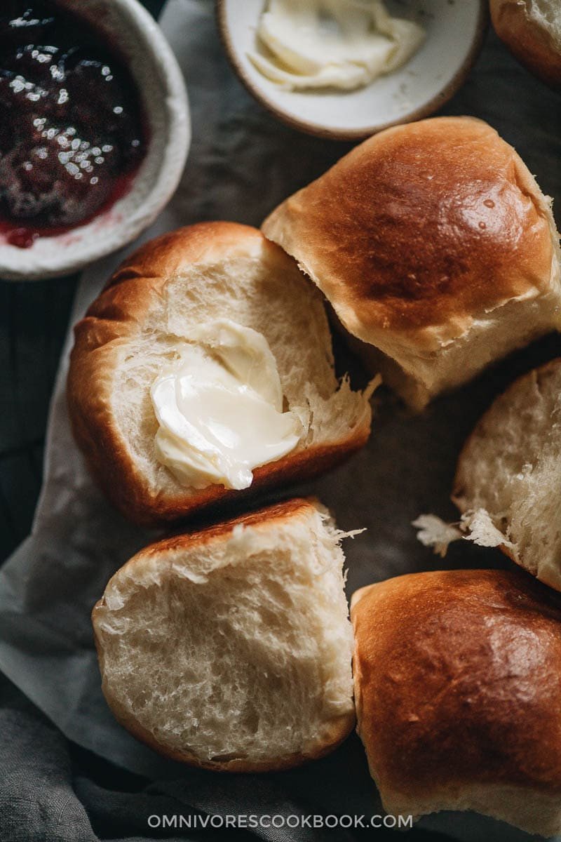 Bánh mì nóng giòn chấm sữa đặc ngọt ngào