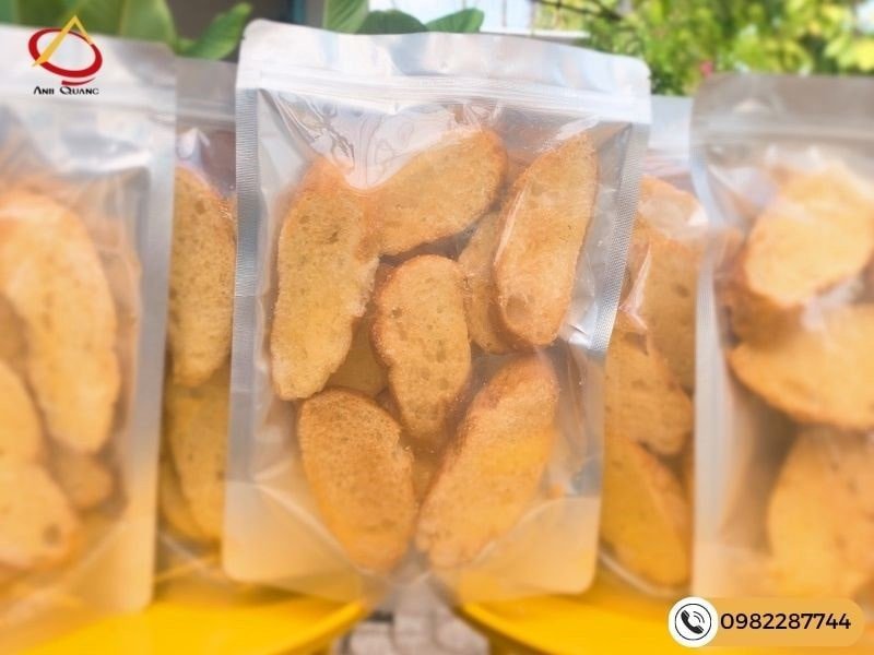 Bánh mì nướng bơ đường được bảo quản trong hộp kín giúp giữ độ giòn và hương vị