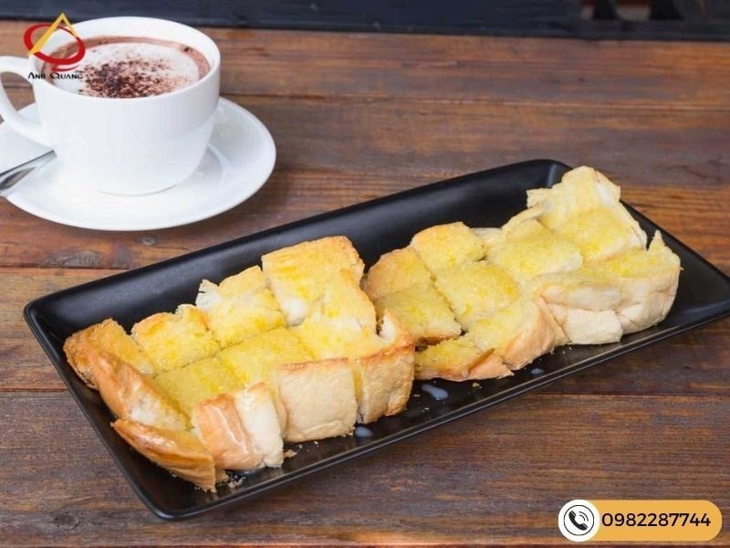 Bánh mì nướng bơ đường thơm ngon giòn rụm, sẵn sàng thưởng thức cùng đồ uống yêu thích