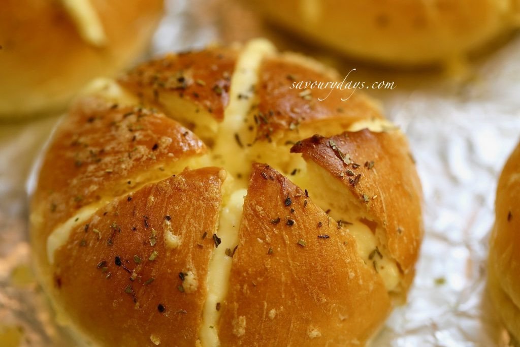 Bánh mì nướng bơ tỏi phô mai vừa ra lò thơm phức