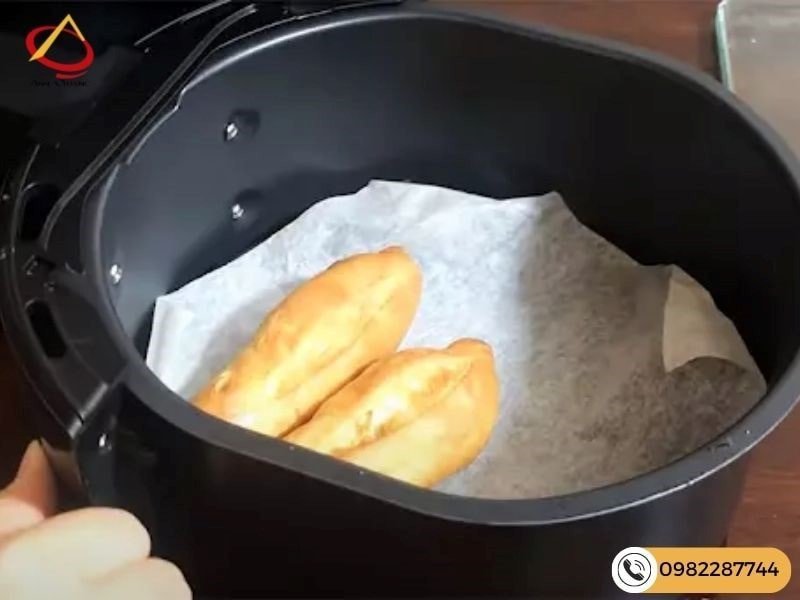 Bánh mì nướng mật ong giòn rụm, vàng đều được làm bằng nồi chiên không dầu