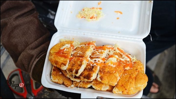 Bánh mì nướng muối ớt hấp dẫn, món ăn vặt tiện lợi được nhiều người yêu thích