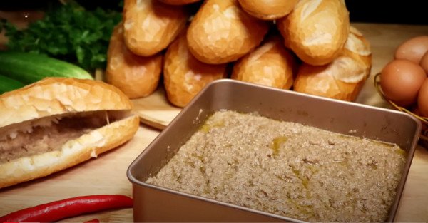Bánh mì pate thơm ngon, vỏ giòn rụm với nhân pate gan heo béo ngậy hấp dẫn