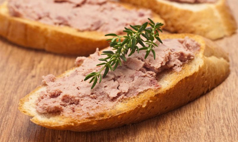 Bánh mì pate với rau sống tươi mát, cho thấy cách ăn uống cân bằng để không lo tăng cân.